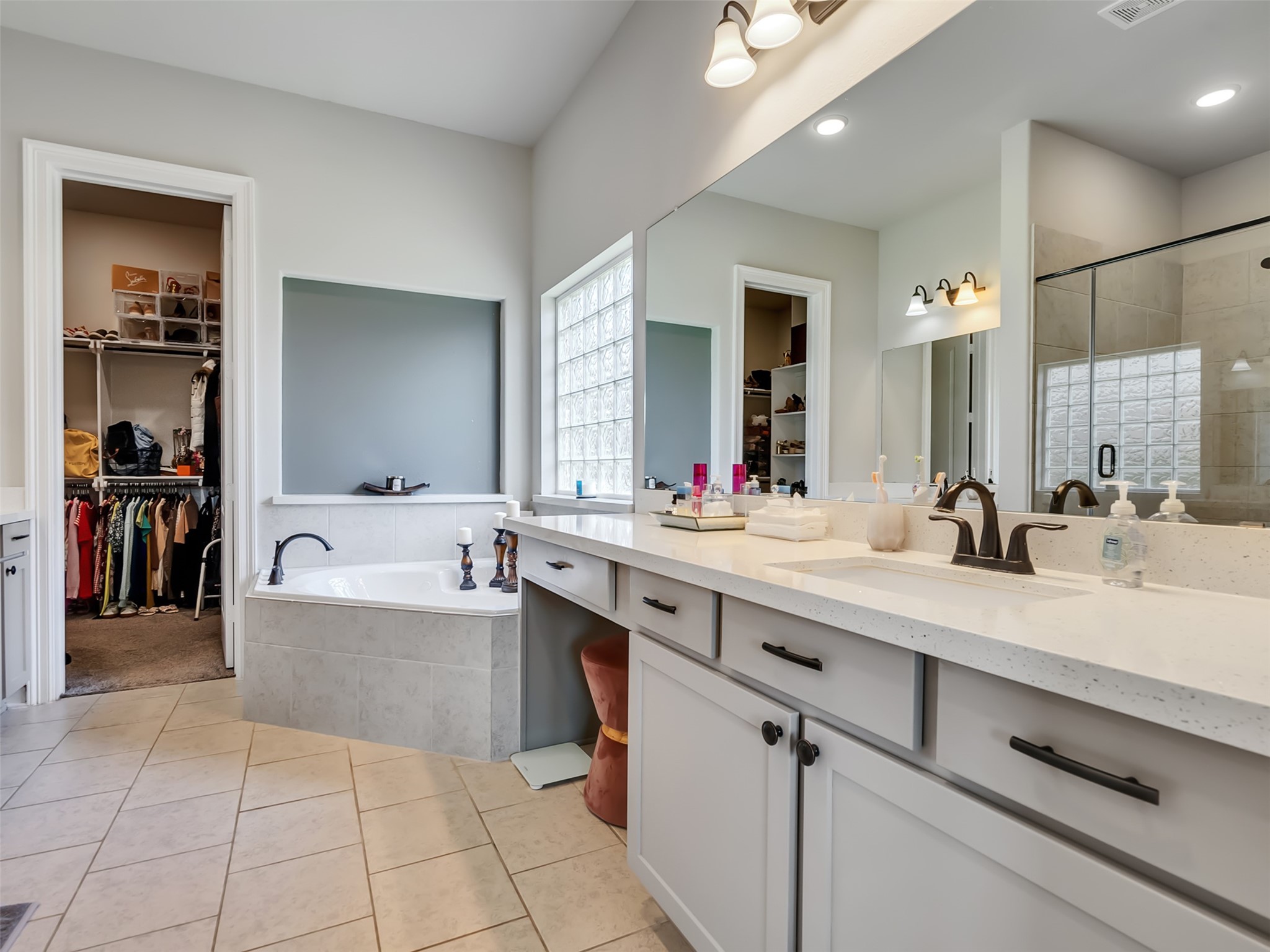 10302 Muir Peak Drive Rosharon, TX 77583 - Photo 20 of 40 Primary bathroom with dual vanity and makeup area.
