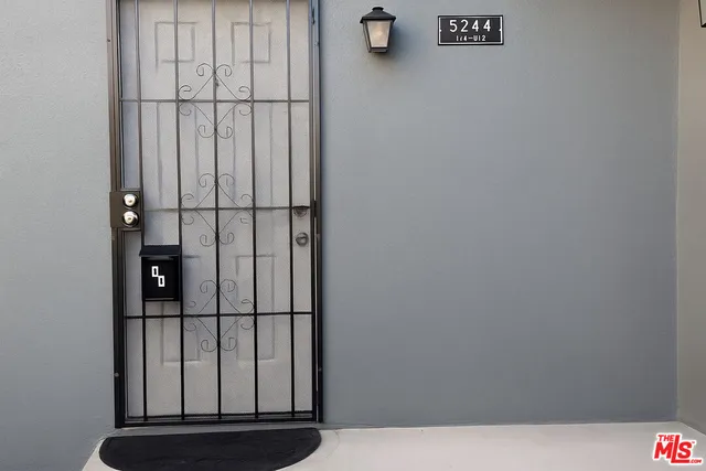 $1,798 | 5244 Whitsett Avenue, Unit 1/4, Valley Village, CA 91607