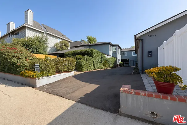 $1,798 | 5244 Whitsett Avenue, Unit 1/4, Valley Village, CA 91607