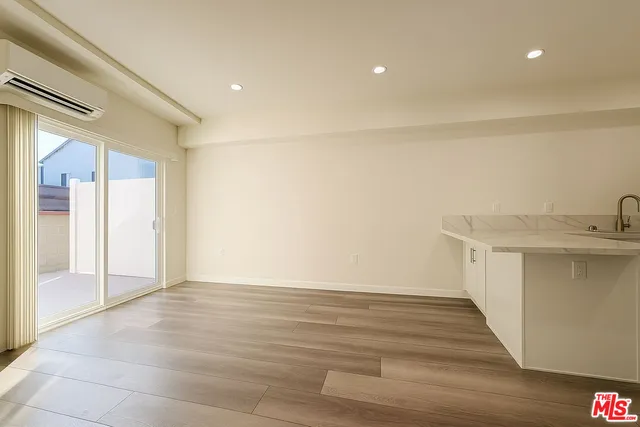 $1,798 | 5244 Whitsett Avenue, Unit 1/4, Valley Village, CA 91607