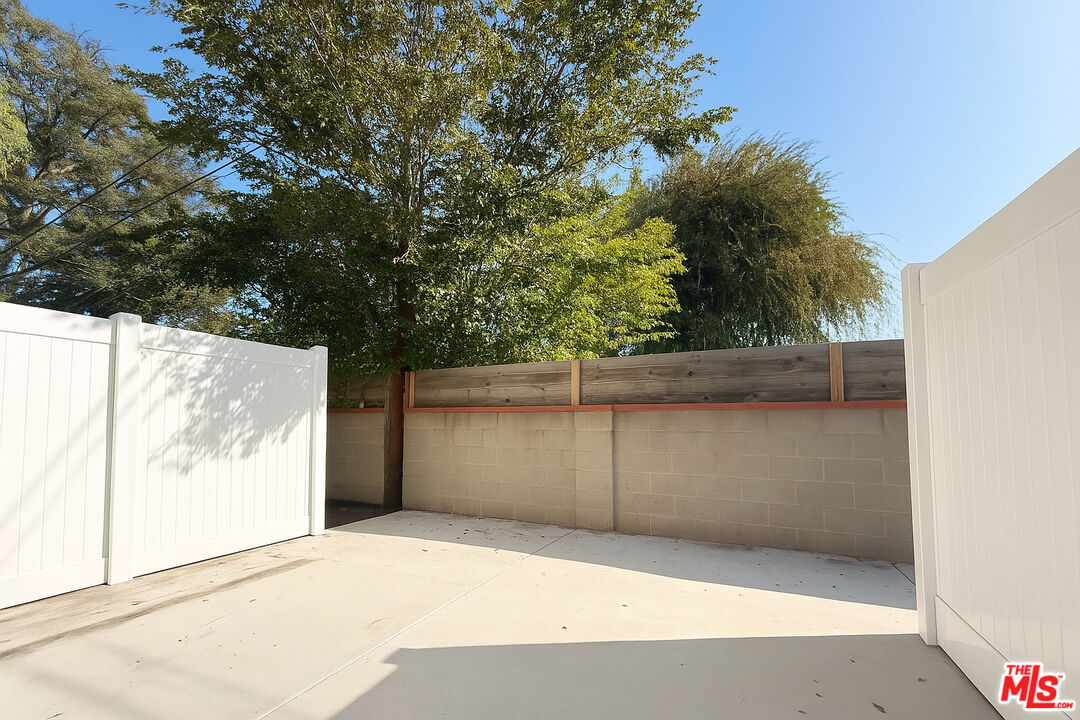 5244 Whitsett Avenue, Unit 1/4 Valley Village, CA 91607 - Photo 5 of 13 a backyard space view