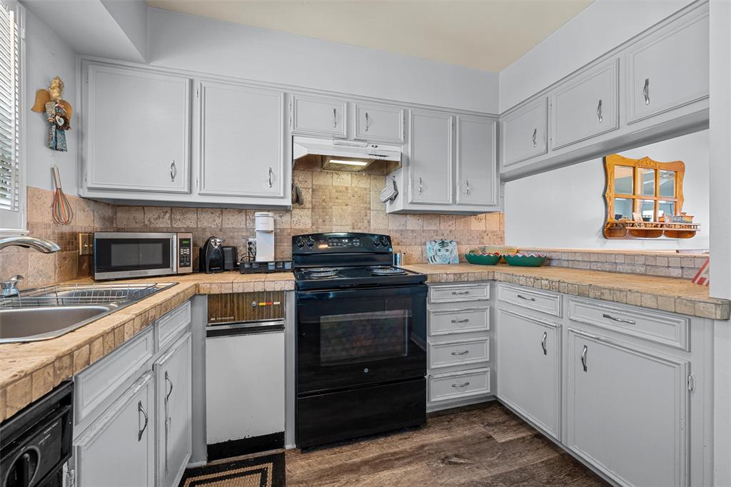 2905 Lake Shore Drive, Unit 204 Waco, TX 76708 - Photo 14 of 32 KItchen
