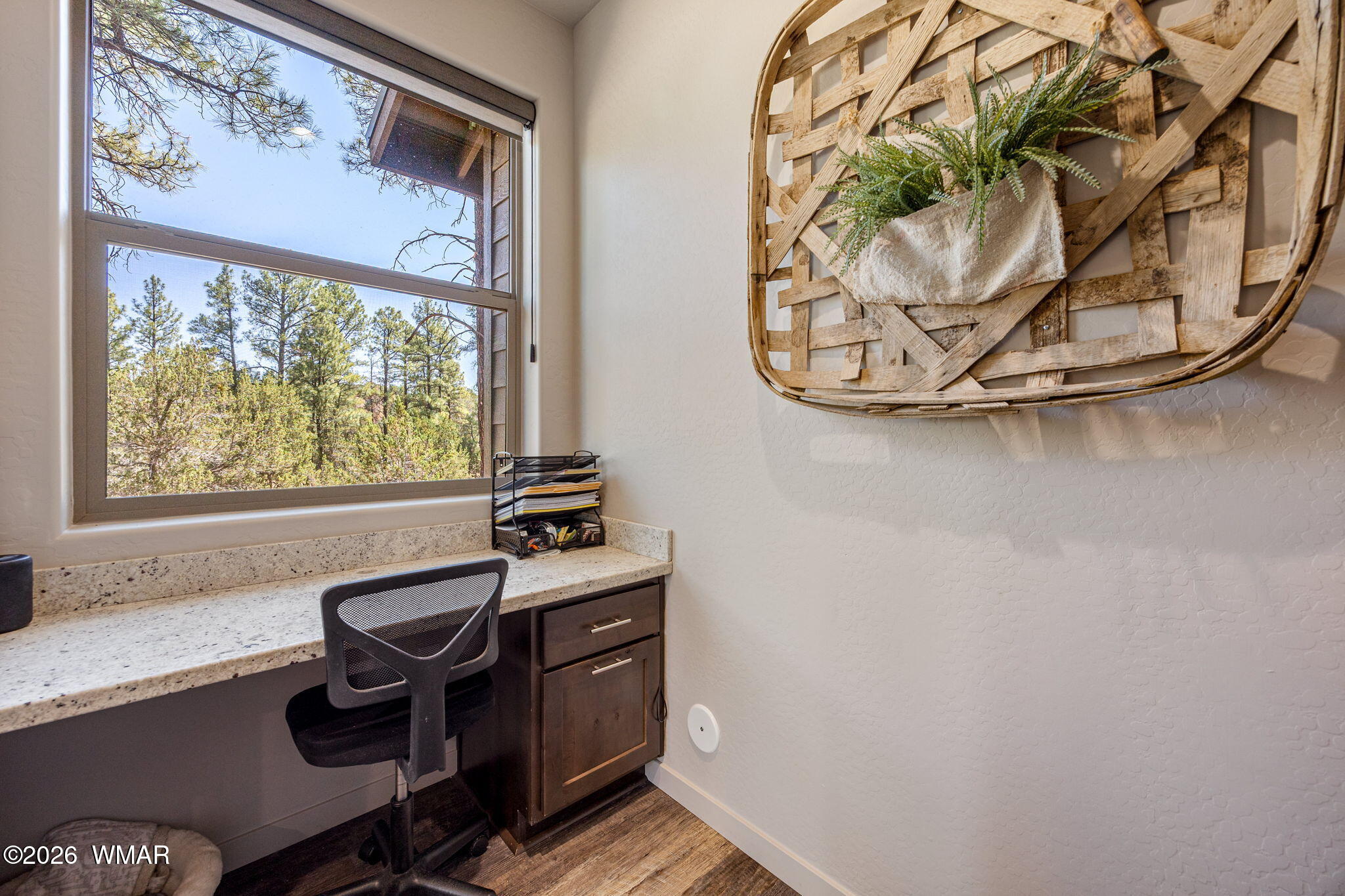 3161 North Eagle Landing Road Show Low, AZ 85901 - Photo 18 of 32 a room with a table and window