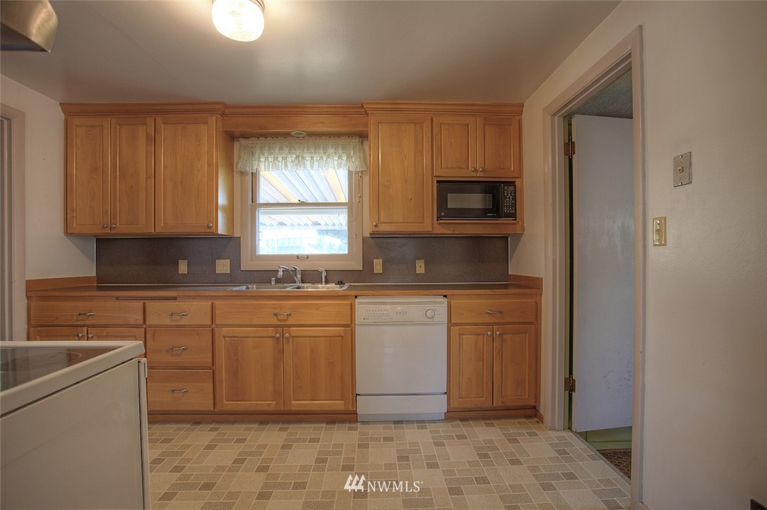 6010 Wildaire Road Southwest Tacoma, WA 98499 - Photo 10 of 24 Gallery Image 10