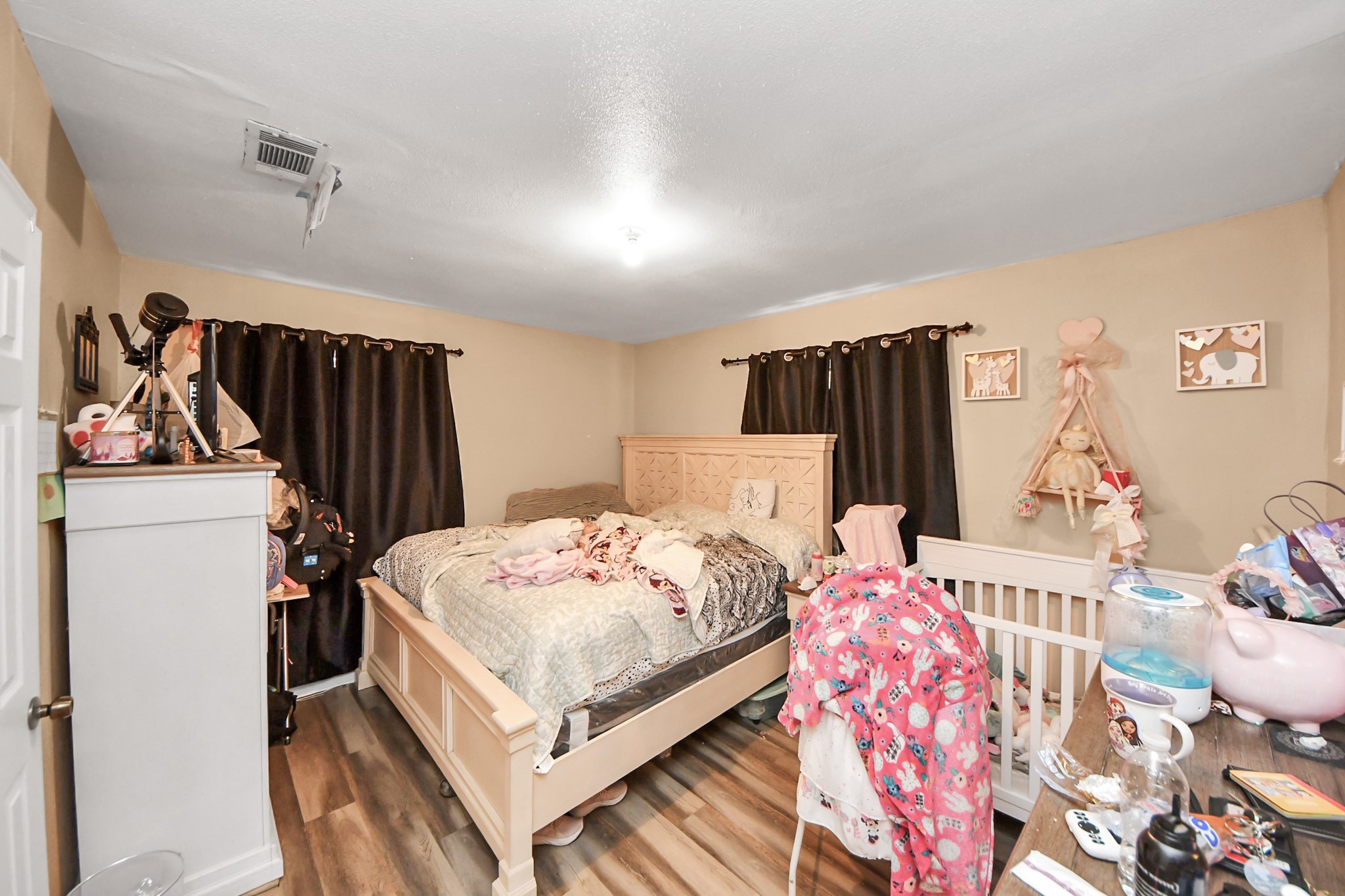 11025 Muscatine Street Houston, TX 77029 - Photo 17 of 33 a bedroom with a bed and a window