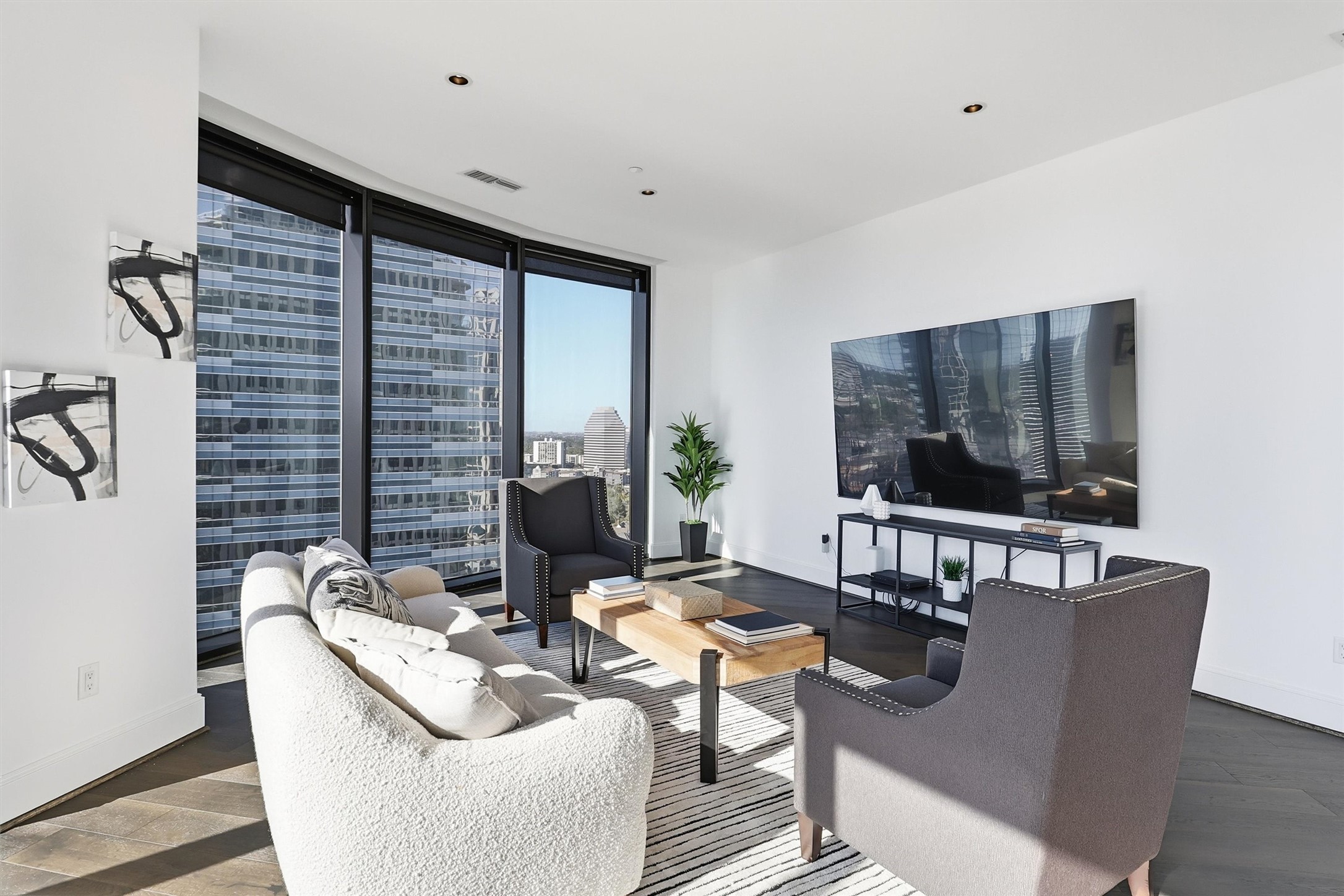 1409 Post Oak Boulevard, Unit 2004 Houston, TX 77056 - Photo 21 of 49 a living room with furniture