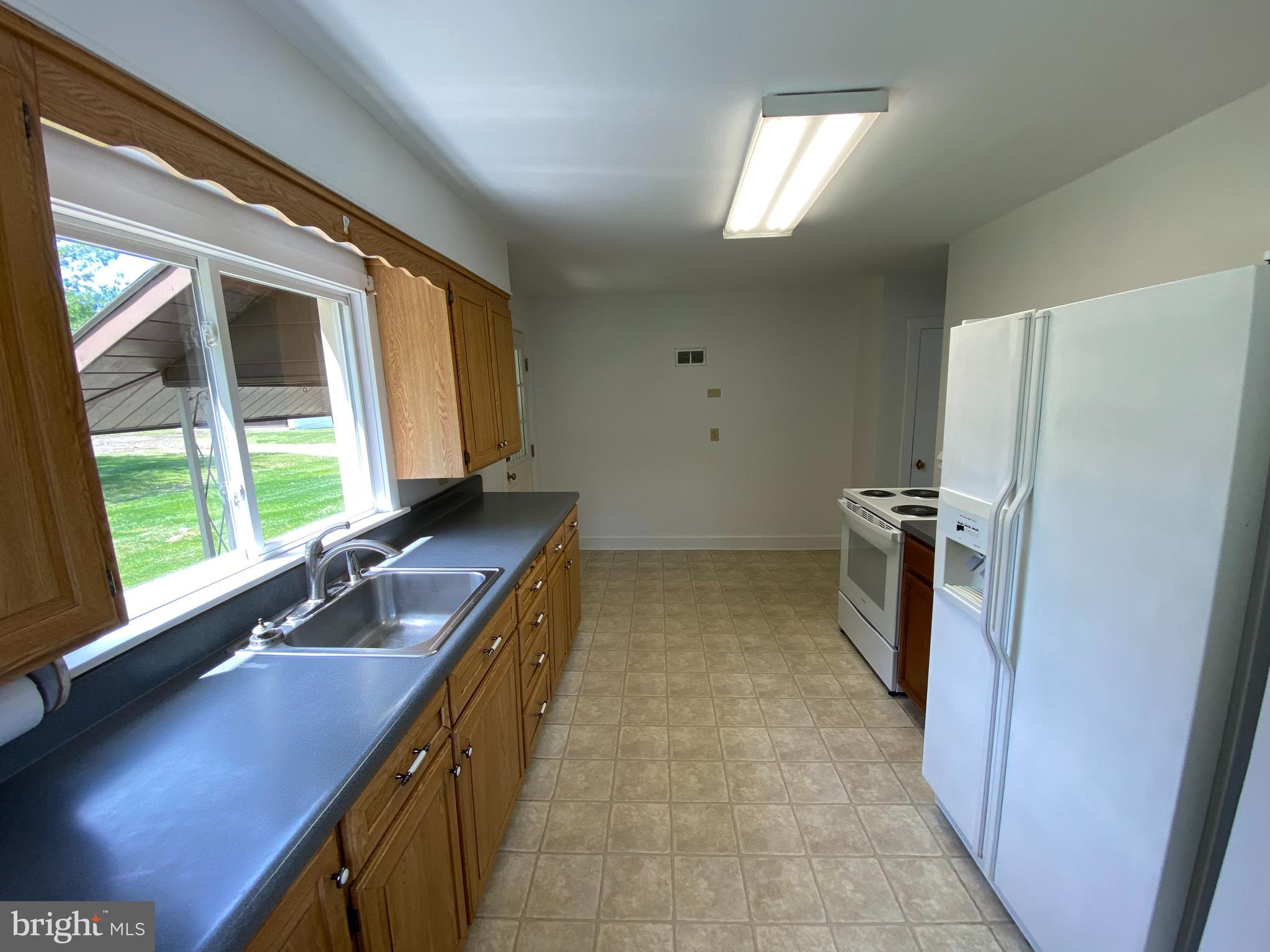 1717 Quarry Road Lebanon, PA 17046 - Photo 9 of 18 Kitchen w/ Oak
Cabinets