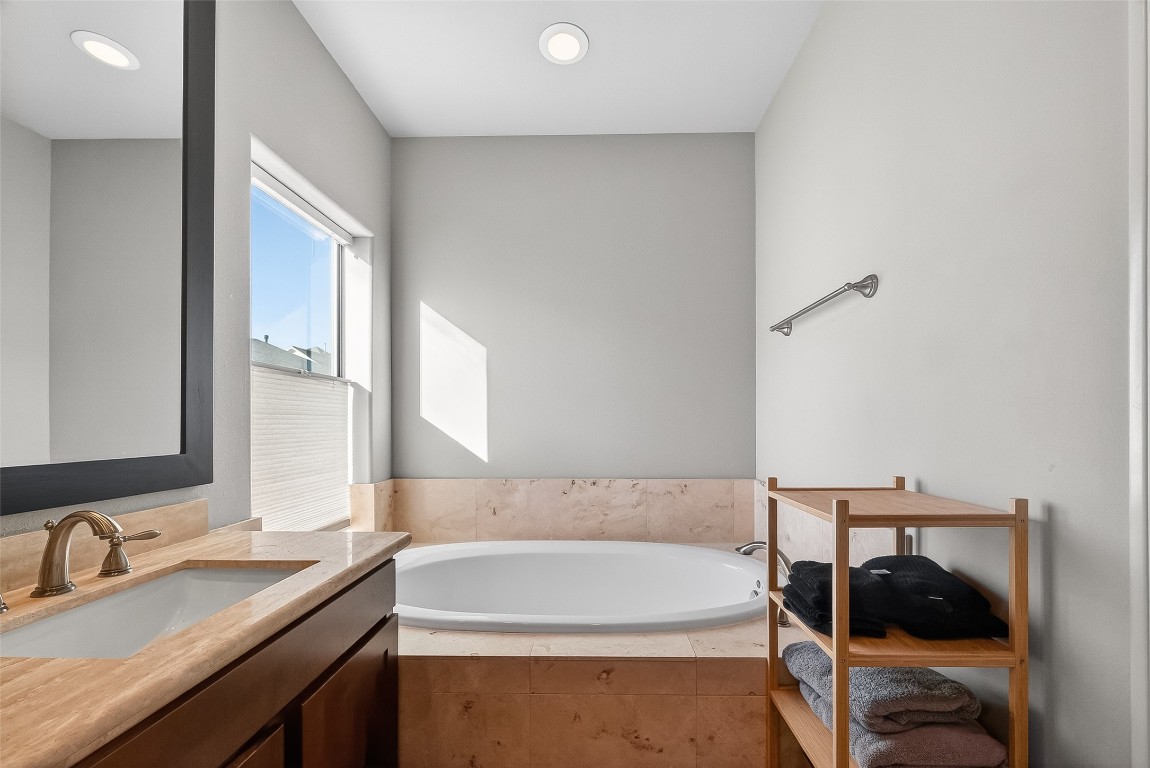 605 Meadow Street Houston, TX 77020 - Photo 27 of 31 a bathroom with a bathtub and a sink