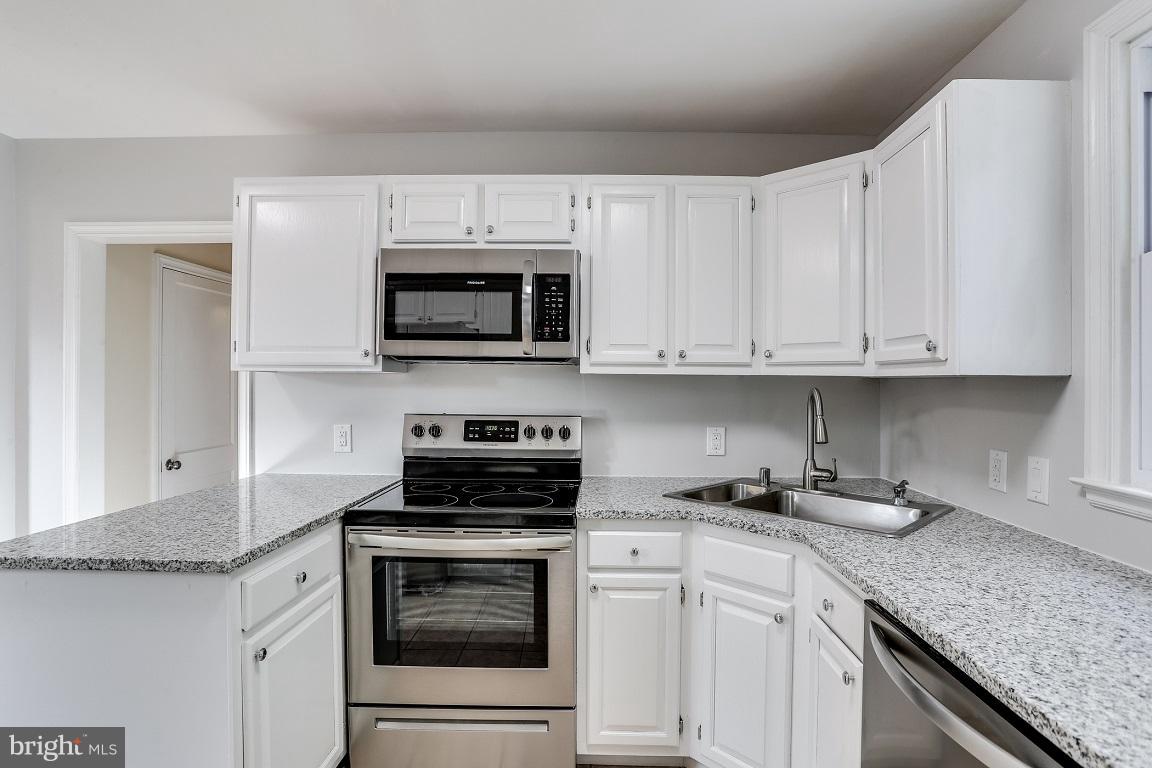 214 Warren Road Cockeysville, MD 21030 - Photo 12 of 35 Kitchen
