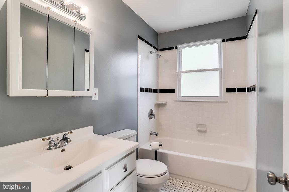 214 Warren Road Cockeysville, MD 21030 - Photo 17 of 35 Main level Full Bathroom