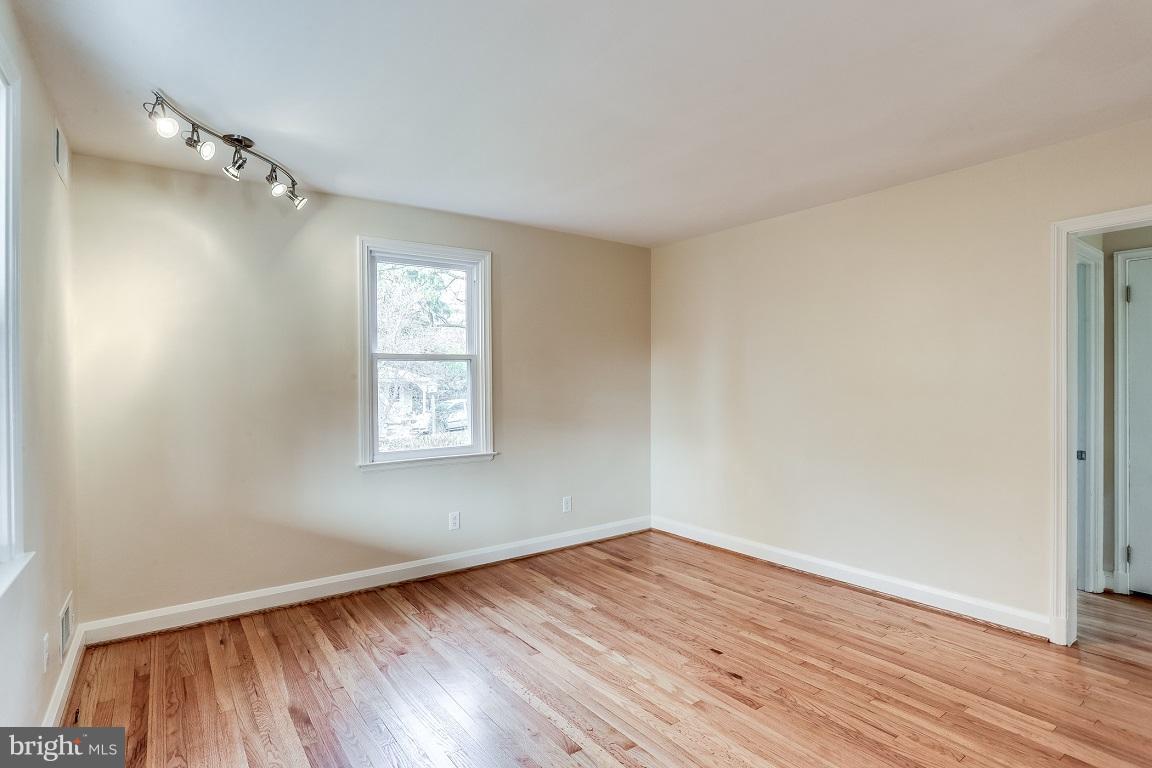 214 Warren Road Cockeysville, MD 21030 - Photo 6 of 35 Living Room