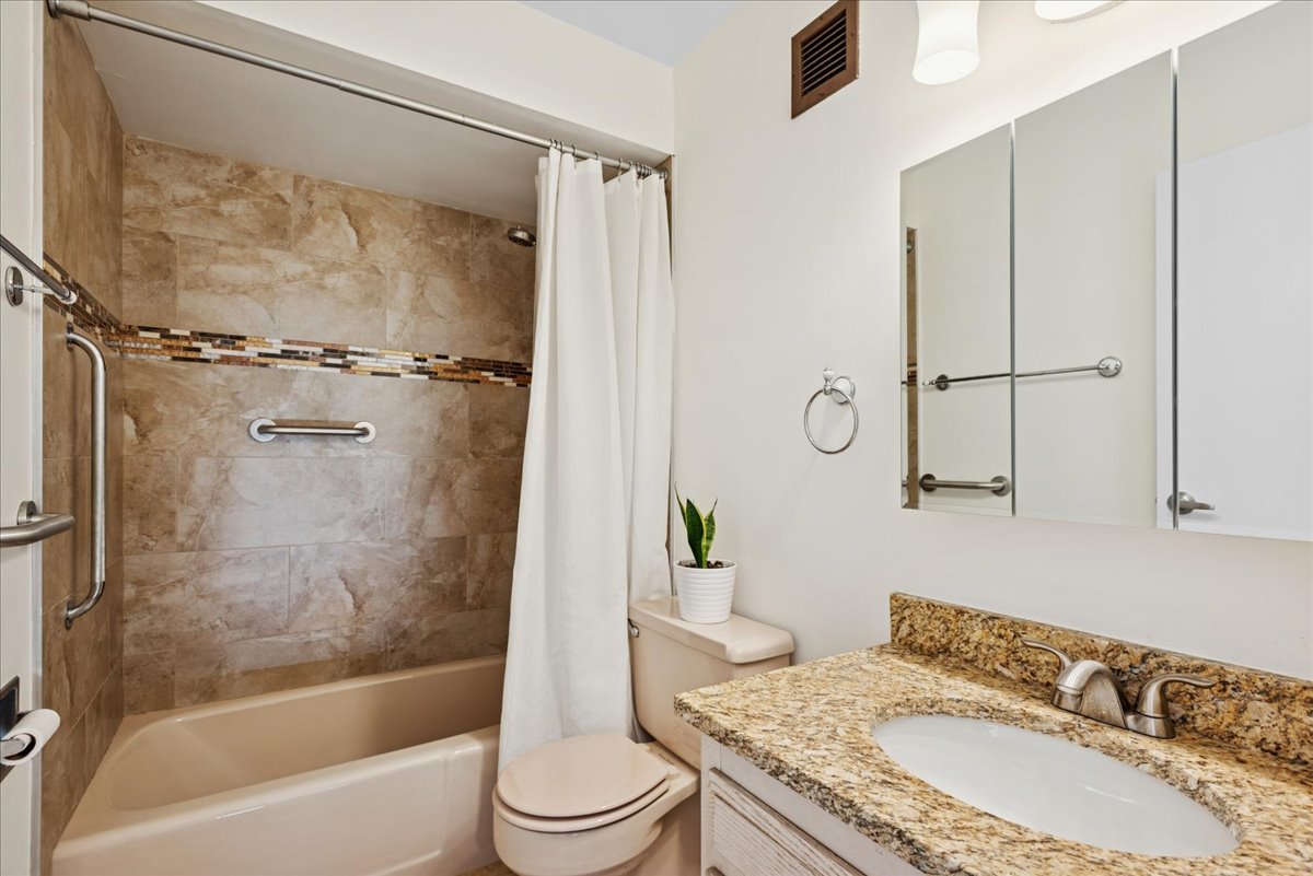 40 North Tower Road, Unit 8F Oak Brook, IL 60523 - Photo 16 of 24