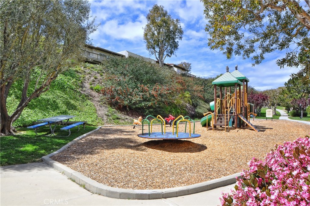 41 Oaktree Lane Rolling Hills Estates, CA 90274 - Photo 34 of 35 a view of outdoor space with a garden and entertaining space