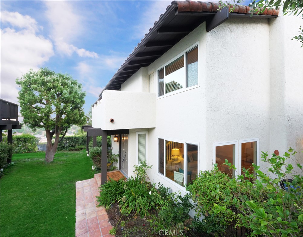 41 Oaktree Lane Rolling Hills Estates, CA 90274 - Photo 5 of 35 a front view of a house with garden