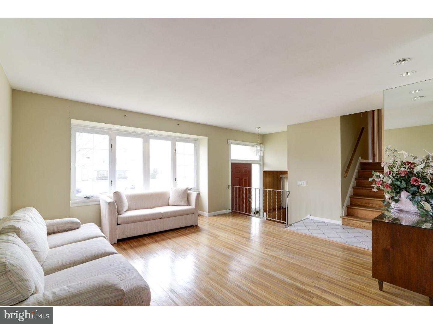 304 Farmdale Road Moorestown, NJ 08057 - Photo 3 of 25 Living Room