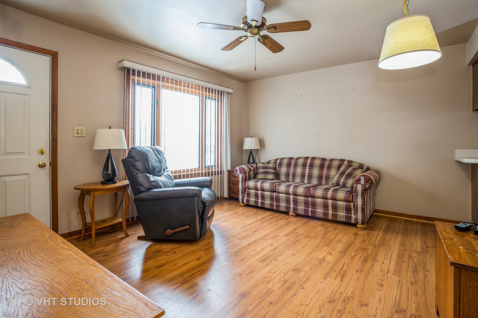 310 South Oltendorf Road Streamwood, IL 60107 - Photo 2 of 13 a living room with furniture and a window