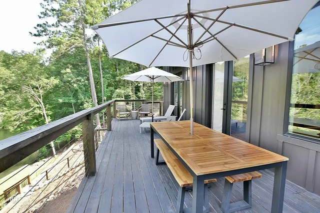 a view of a back yard of the house