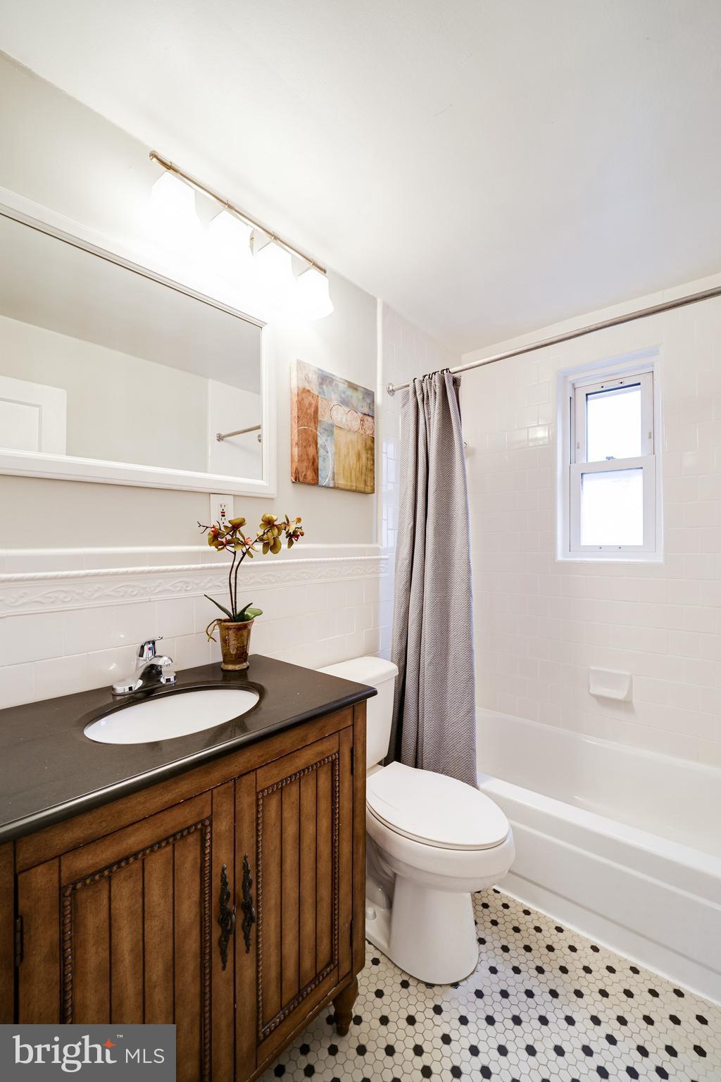 1126 Portner Road Alexandria, VA 22314 - Photo 20 of 26 Upper-level full bath