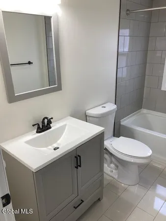 $1,800 | 4 Katherine Road, Unit 2, Colonie, NY 12205