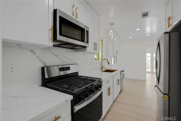 $5,500 | 19649 Friar Street, Tarzana, CA 91335