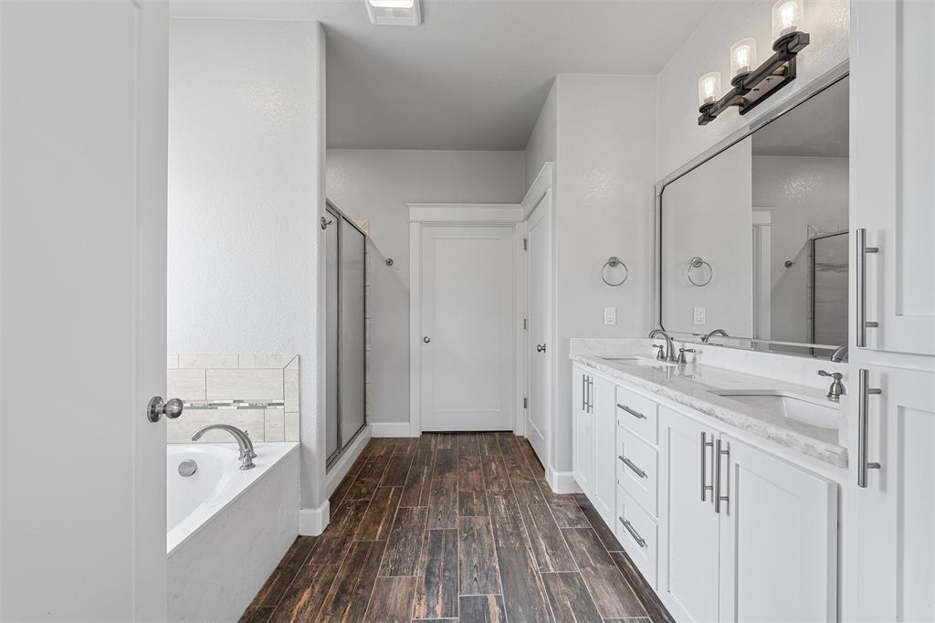 2662 Snow Road Kempner, TX 76539 - Photo 20 of 40 a spacious bathroom with a double vanity sink a mirror and a bathtub