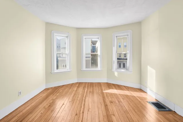 $3,200 | 427 Ferry Street, Unit 2, Everett, MA 02149