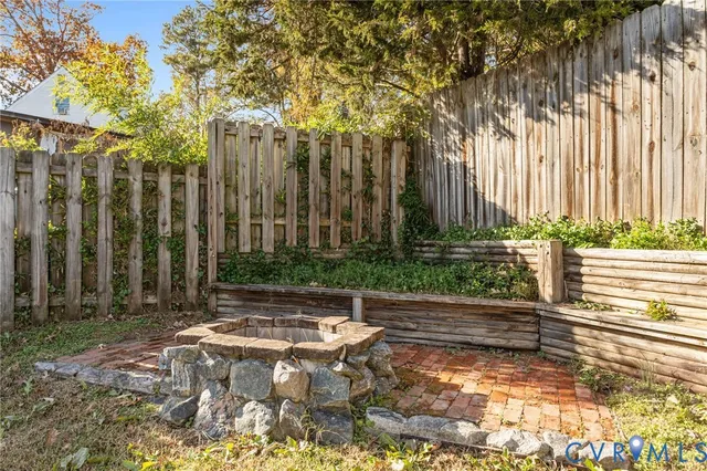 a view of a backyard with of a house