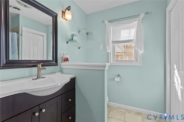 a en suite bathroom with a sink and a mirror