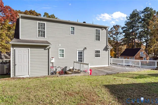 a view of a house with a backyard