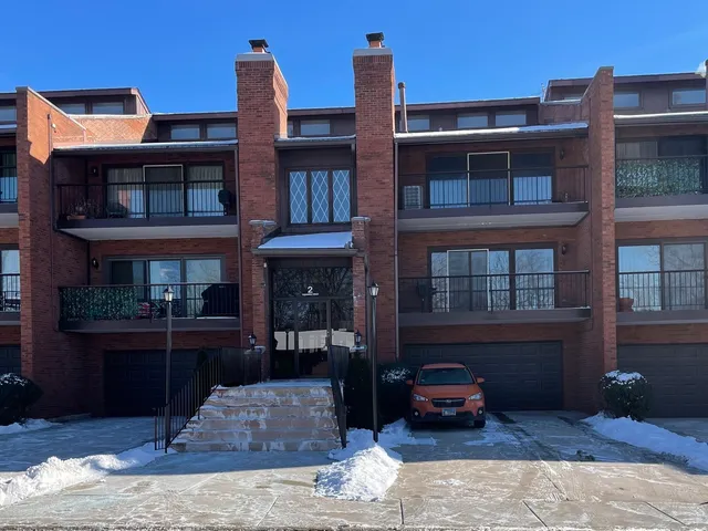 $189,900 | 2 Cinnamon Creek Drive, Unit 2S, Palos Hills, IL 60465