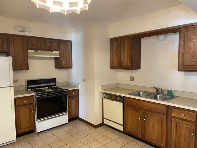 $189,900 | 2 Cinnamon Creek Drive, Unit 2S, Palos Hills, IL 60465