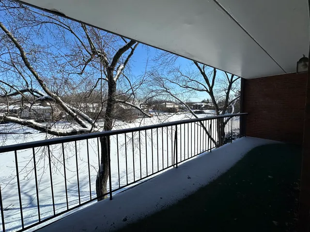 $189,900 | 2 Cinnamon Creek Drive, Unit 2S, Palos Hills, IL 60465