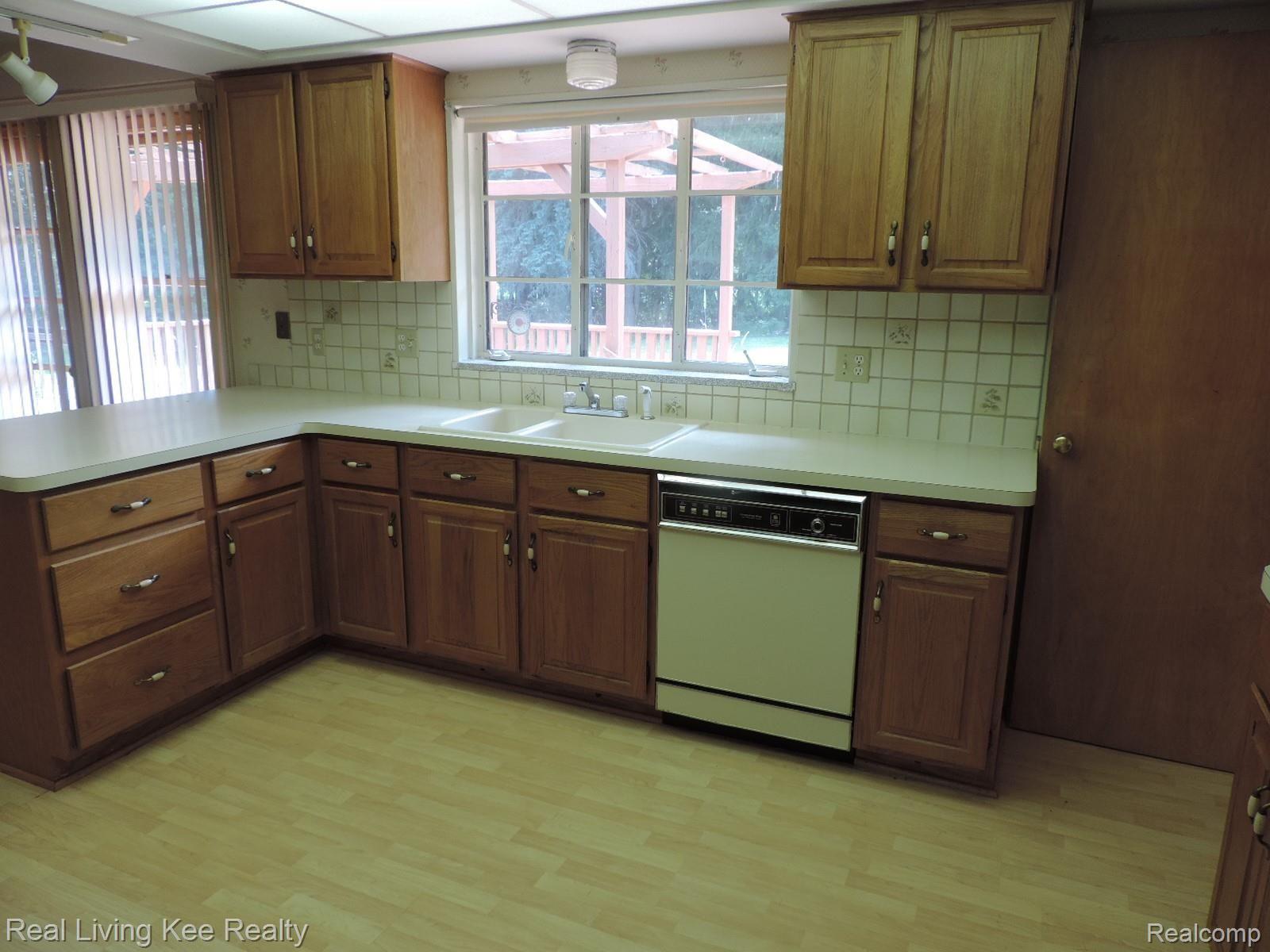 1174 Avon Circle West Rochester, MI 48309 - Photo 16 of 29 DSCN3525.JPG