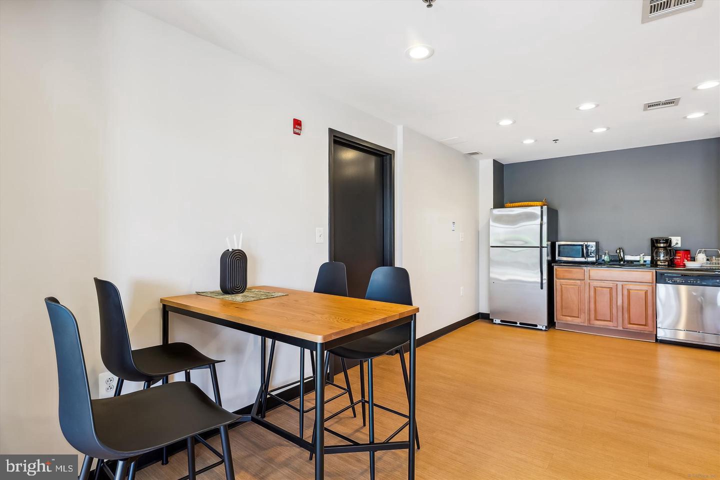 181 East Reed Avenue, Unit 305 Alexandria, VA 22305 - Photo 29 of 38 Lounge