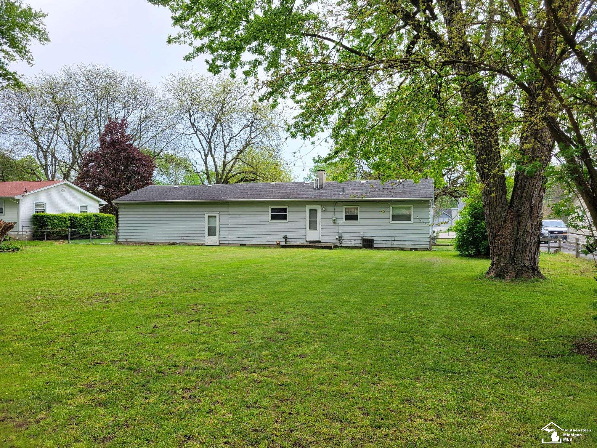 1302 Smith Road Temperance, MI 48182 - Photo 4 of 18 50141329-40efb330-3a14-43fb-aae4-c123c868fcb6.JPG