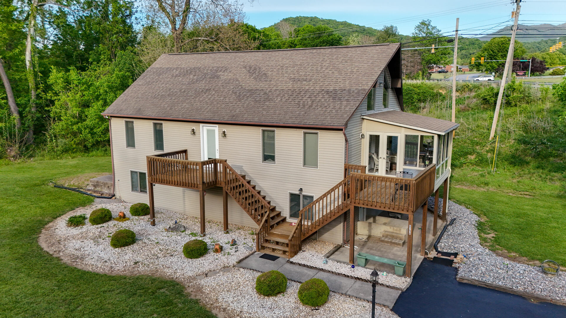 8796 Roanoke Road Elliston, VA 24087 - Photo 1 of 40 el close up good