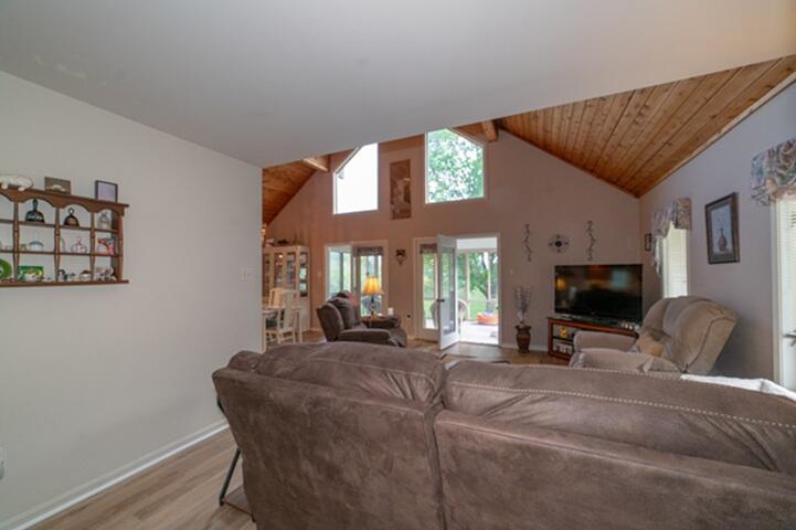 8796 Roanoke Road Elliston, VA 24087 - Photo 4 of 40 el living