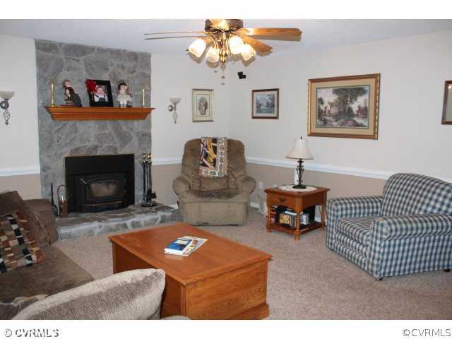 6724 Willow Hill Road Spring Grove, VA 23881 - Photo 11 of 24 Den/Family/Great Room