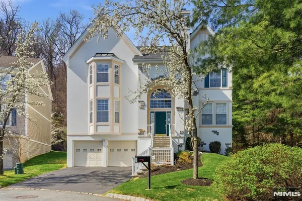 $950,000 | 1 Skytop Ridge, Oakland, NJ 07436