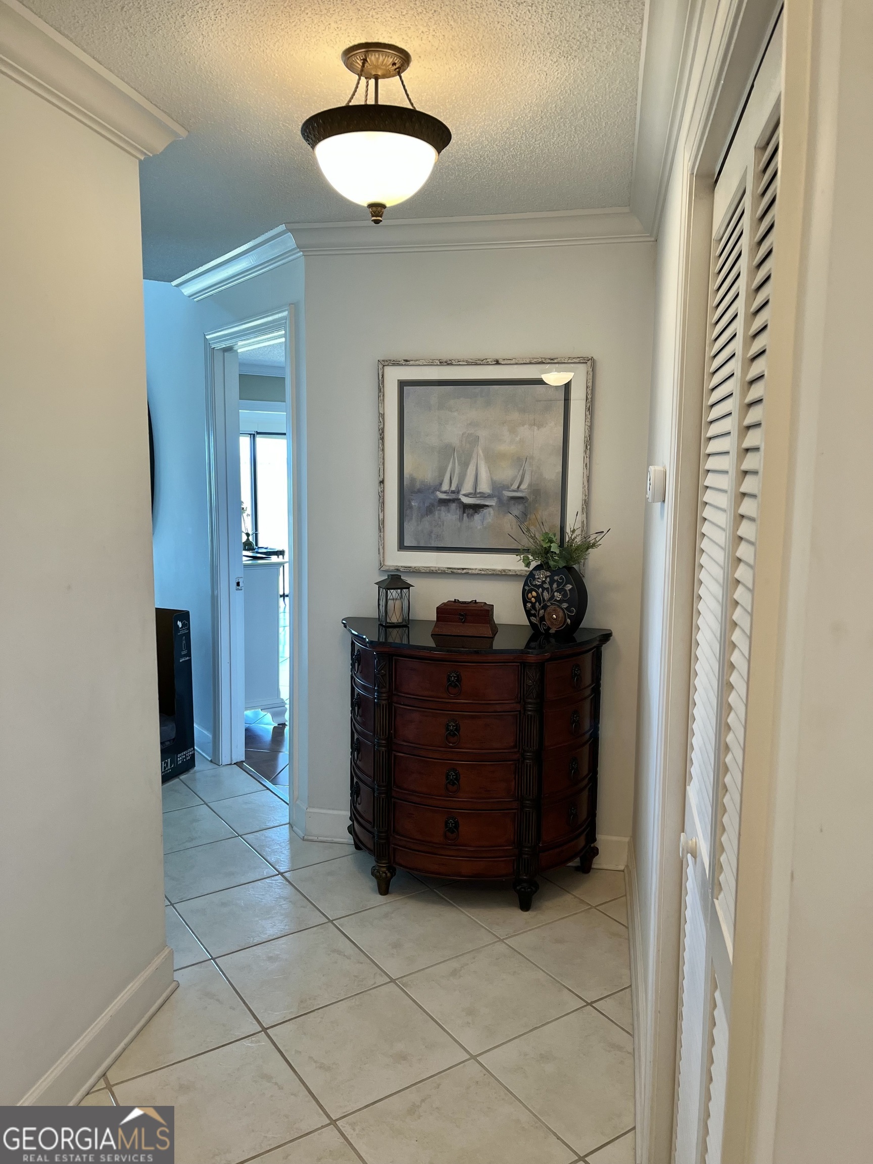 372 Moss Oak Circle St. Simons, GA 31522 - Photo 3 of 44 a living room with a mirror and a table