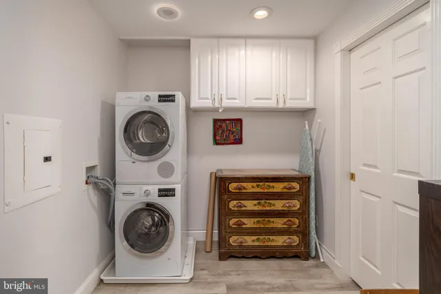 a view of kitchen and utility room with washer and dryer