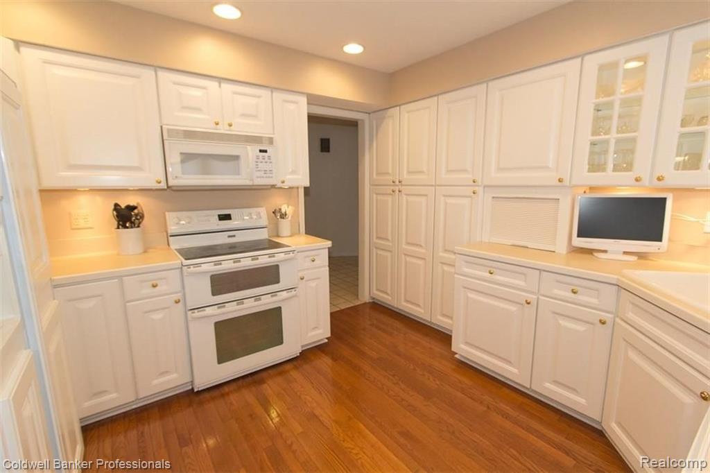 36874 Chesapeake Road Farmington Hills, MI 48335 - Photo 15 of 46