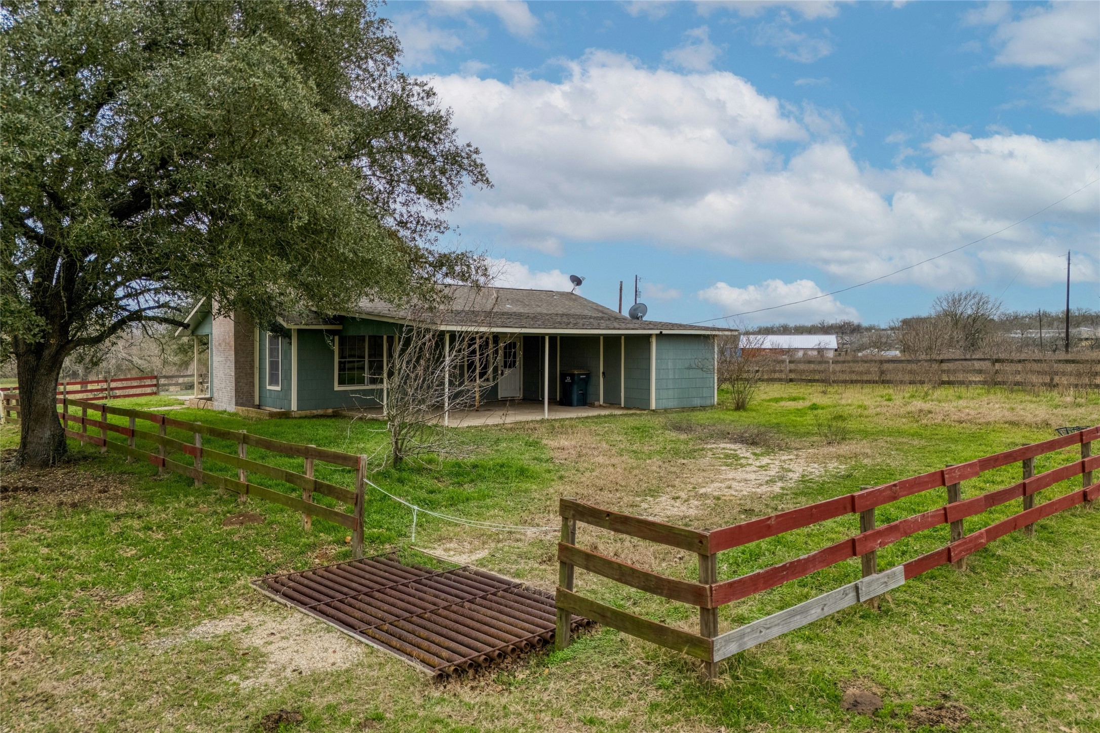 103 Robin Lane Luling, TX 78648 - Photo 5 of 40
