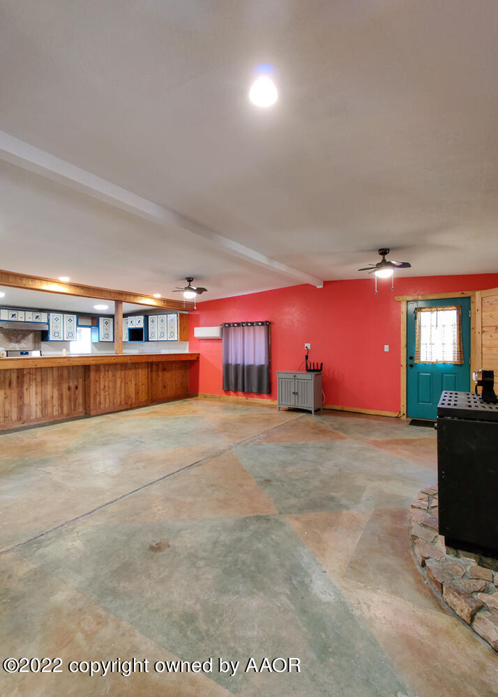 644 Cherokee Road Fritch, TX 79036 - Photo 4 of 40 Living Area