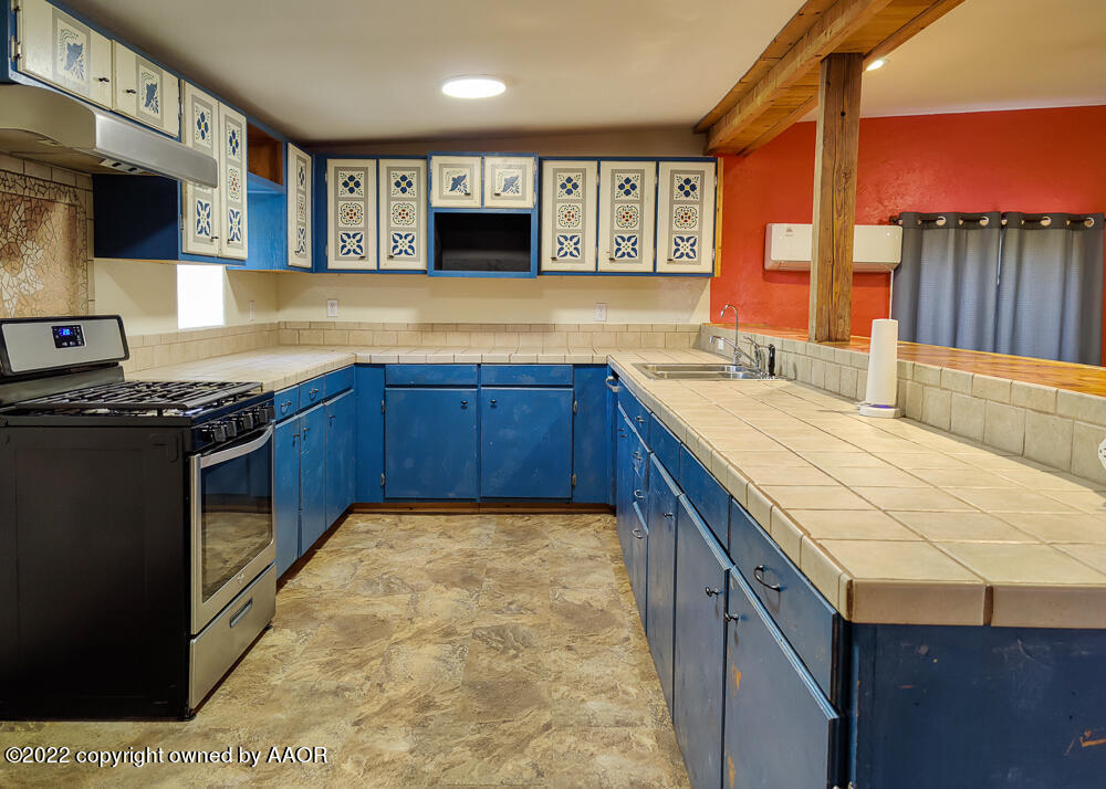 644 Cherokee Road Fritch, TX 79036 - Photo 9 of 40 Kitchen