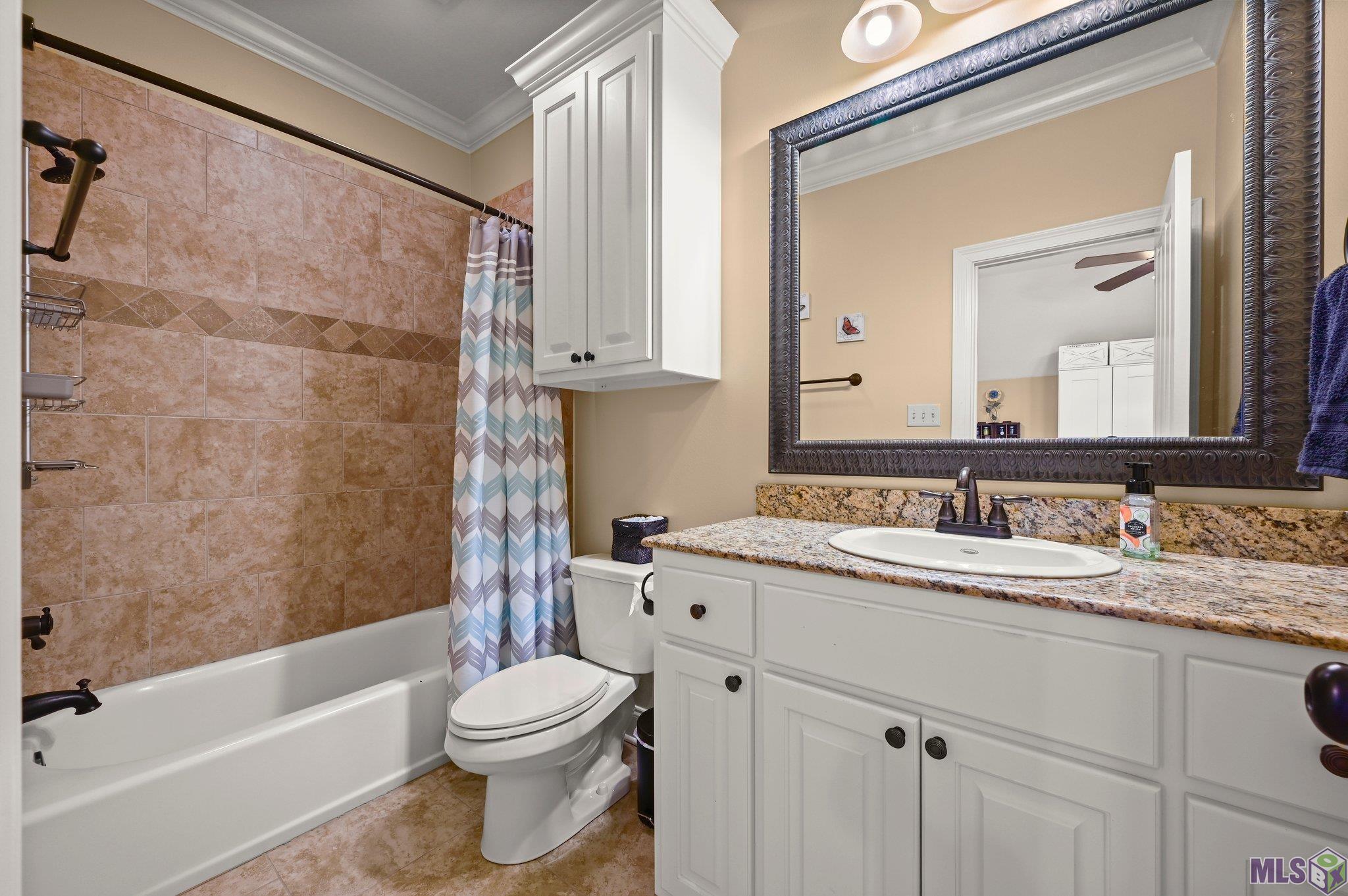 12347 Oak Fields Drive Geismar, LA 70734 - Photo 27 of 36 Upstairs Guest Bath