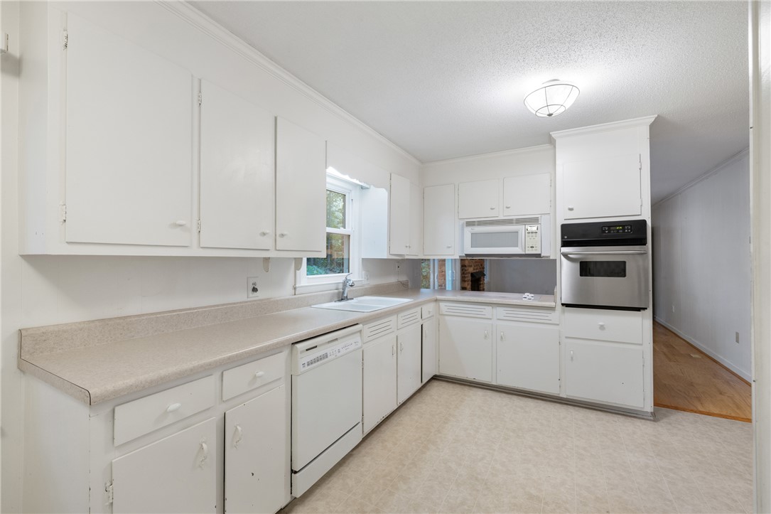 406 Rock Creek Road Clemson, SC 29631 - Photo 2 of 29 Eat-in kitchen