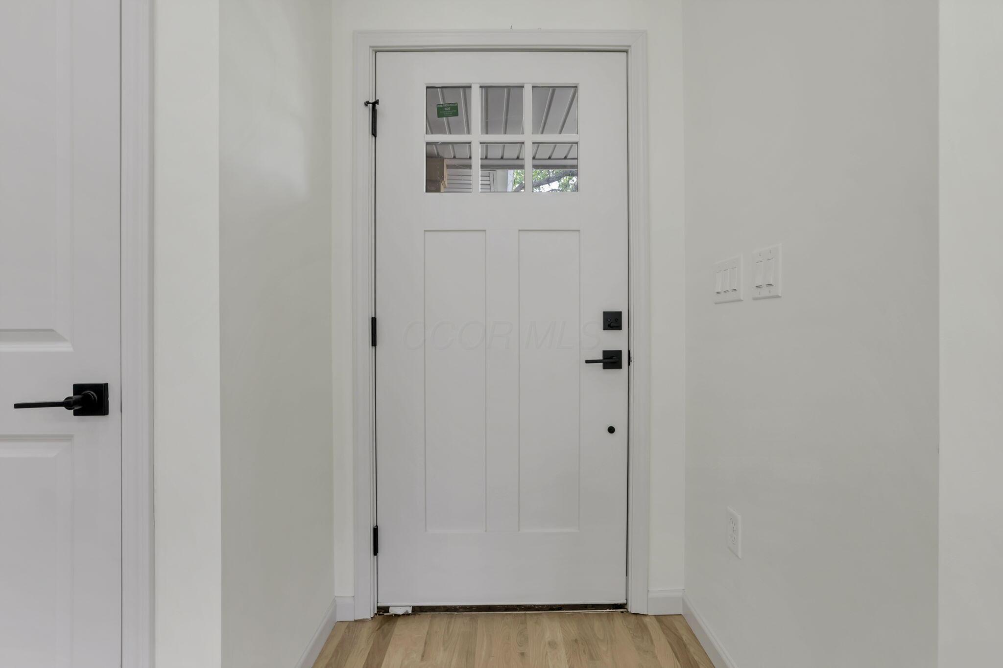 1285 Kingsgate Road Columbus, OH 43221 - Photo 3 of 50 Interior of front door
