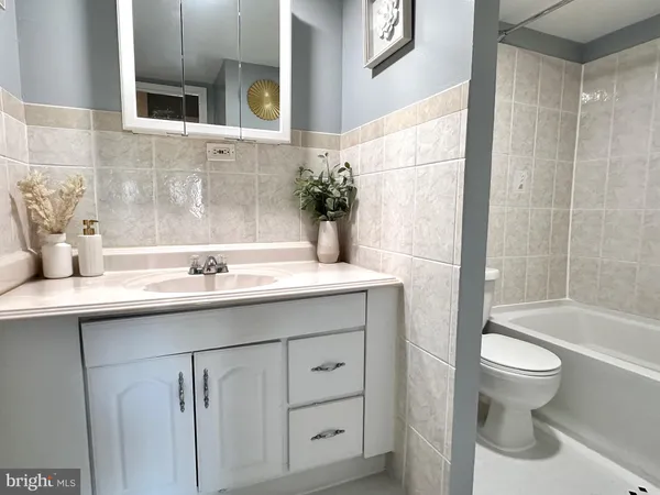 $289,900 | 5250 Valley Forge Drive, Unit 407, Alexandria, VA 22304