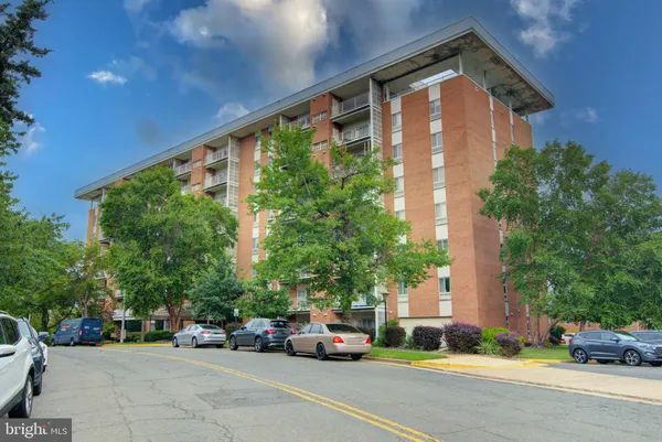 $289,900 | 5250 Valley Forge Drive, Unit 407, Alexandria, VA 22304